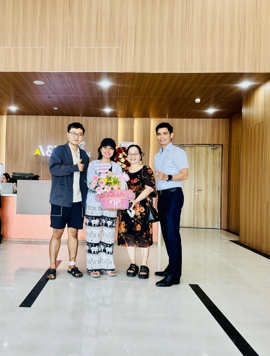 Gia đình Cô Thành — Khách hàng Phôn Lê