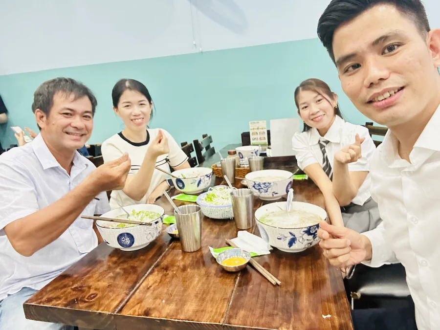 Gia đình khách hàng của Phôn Lê