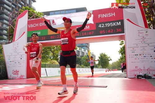 Lê Viết Phôn về đích HCMC Marathon — 42.195KM · time 05:42:36