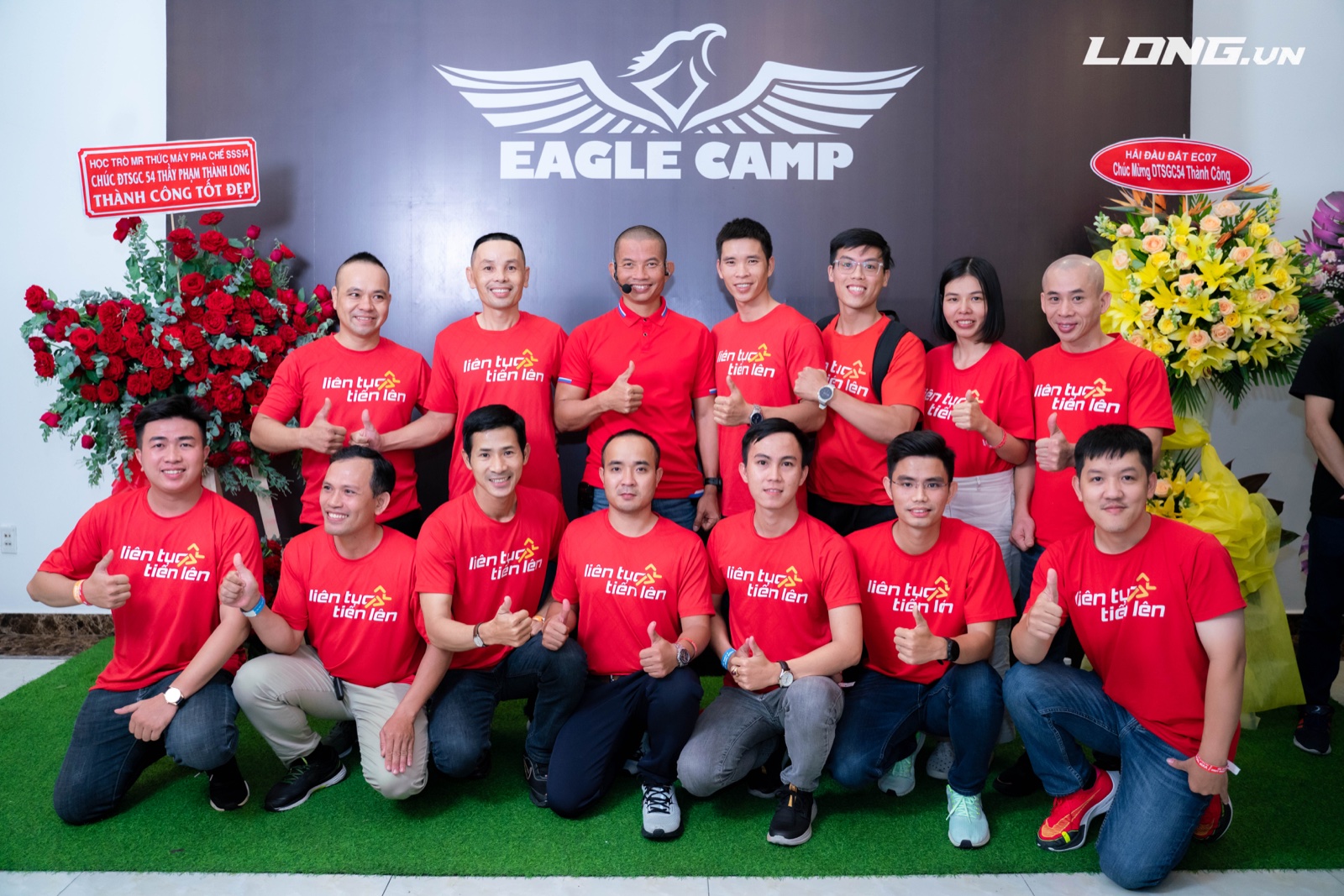Lê Viết Phôn cùng thầy Phạm Thành Long và các học viên tại Eagle Camp — DTSGC 54
